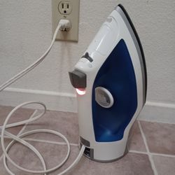 Hamilton Beach Clothing Iron w Retractable Cord