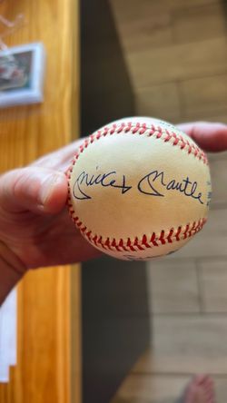 Amazing signed baseball Mickey mantle , Ted Williams , Frank Robinson , Carl Yastrzemski.. GFA certified with 40 page report . See pics