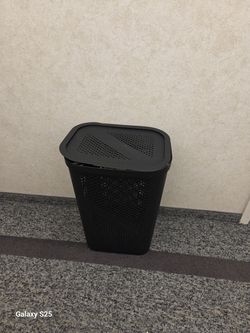 Mind Reader Slim Laundry Hamper with Lid, 60L Clothes Basket, Ventilated Plastic