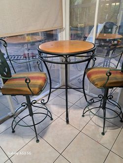 2 Bar Stool With Table