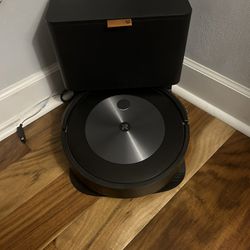 iRobot Roomba J7 +self Emptying Robot Vacuum