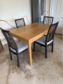 Extendable Table and chairs