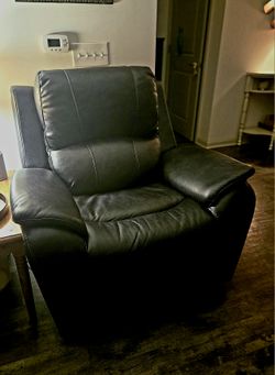 Bob's Leather recliner..$100. Yaphank.