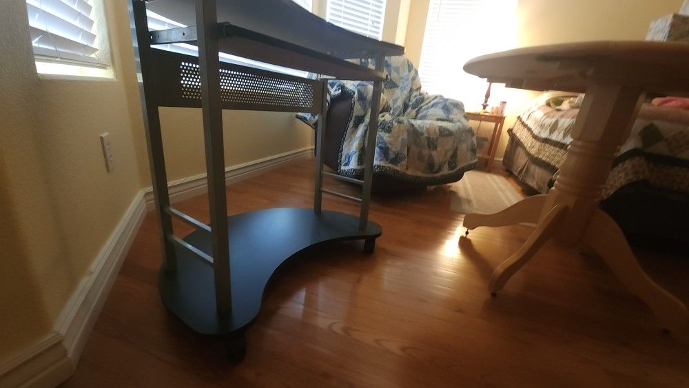 https://offerup.com/redirect/?o=TW9iaWxlLkNvbXB1dGVy Desk