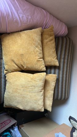 4 pillows, 1 throw blanket and pillow