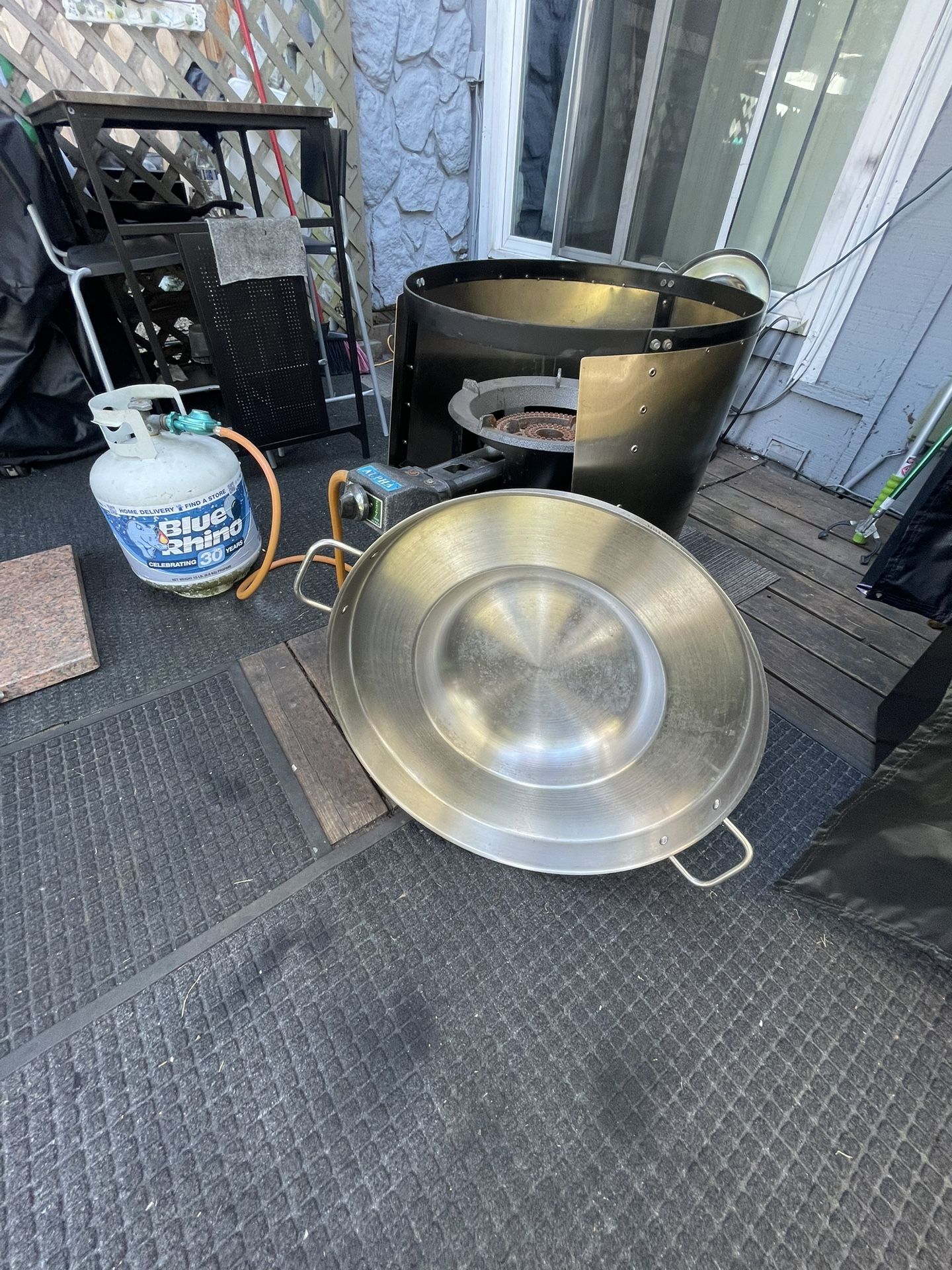 Comal and burner to make tacos, fry or cook whatever you want with protection so that the air does not extinguish it, stainless steel, all in very goo