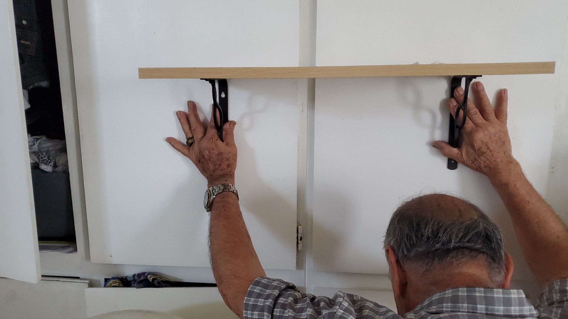 2 Wall Shelves 1 ft × 2 ft 9 in. Bracket