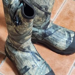 Great Water Proof Foot Gear . Hardly Used.size Is 10 and a half