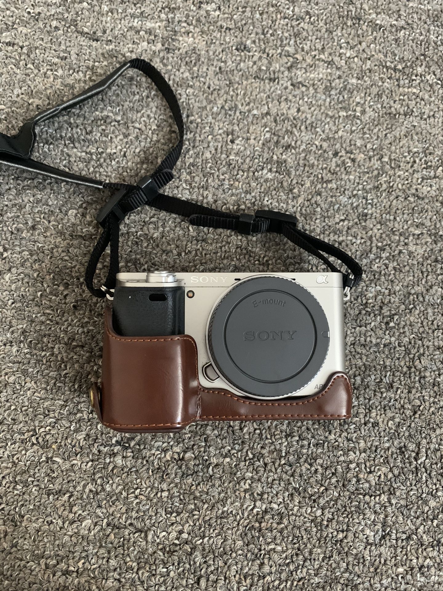Sony A6000 (FREE LENS + ACCESORIES)