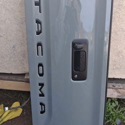 Toyota Tacoma  Tailgate