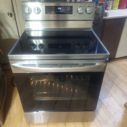 LG Never used, 5 Burner glass top stove with Convection and Air fryer Smart Oven