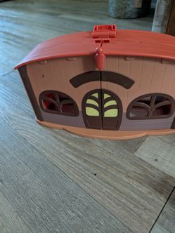Bluey School house with 3 characters