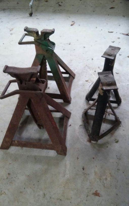 4 Jack stands 2 larger 2 small