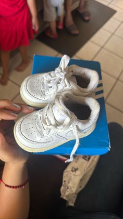 White Nikes 4c