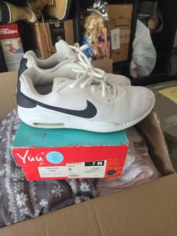 Womans NIKE SIZE 7