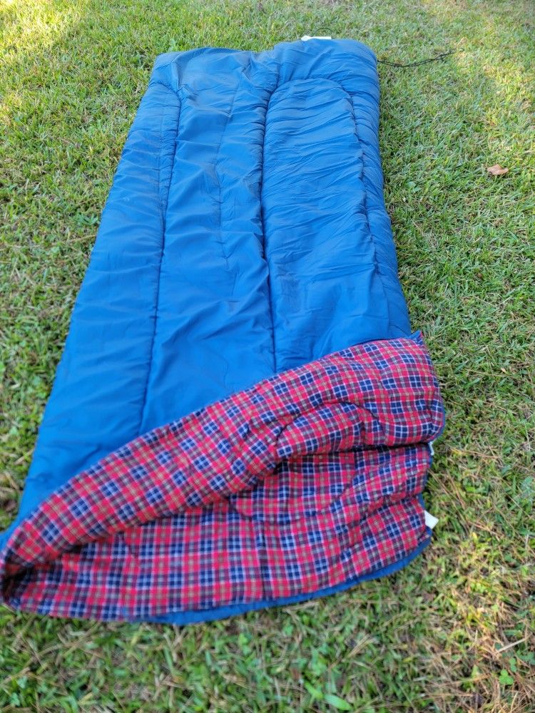 Dacron 88 polyester fiberfill camping sleeping bag 33 x 75 blue, blue and red plaid