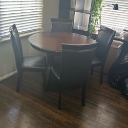 Dining room Table And Chairs 