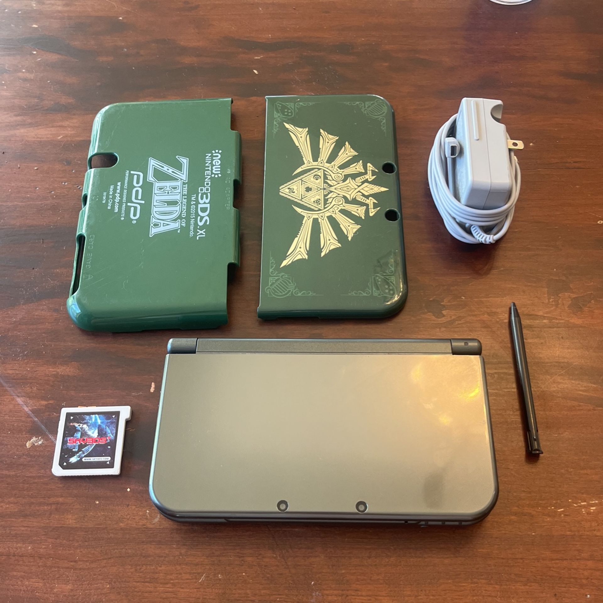 new 3ds XL Black (Stylus, Charger, Sky3ds Card, SD Card) + Green Legend Of Zelda Clip Armor