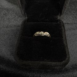 14k gold ring w diamonds