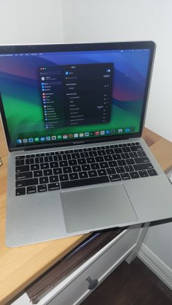 Silver Apple MacBook Air 2018 laptop has a 13.3-inch Retina display. This computer is powered by a 1.6 GHz dual-core Intel Core i5 processor. It has