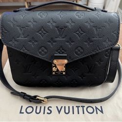 LOUIS VUITTON Metis Pochette Empreinte Leather Crossbody Bag Black