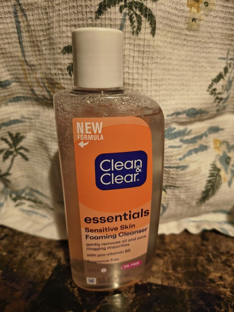 Clean Clear Essentials  Sensitive Skin Foaming Cleanser
