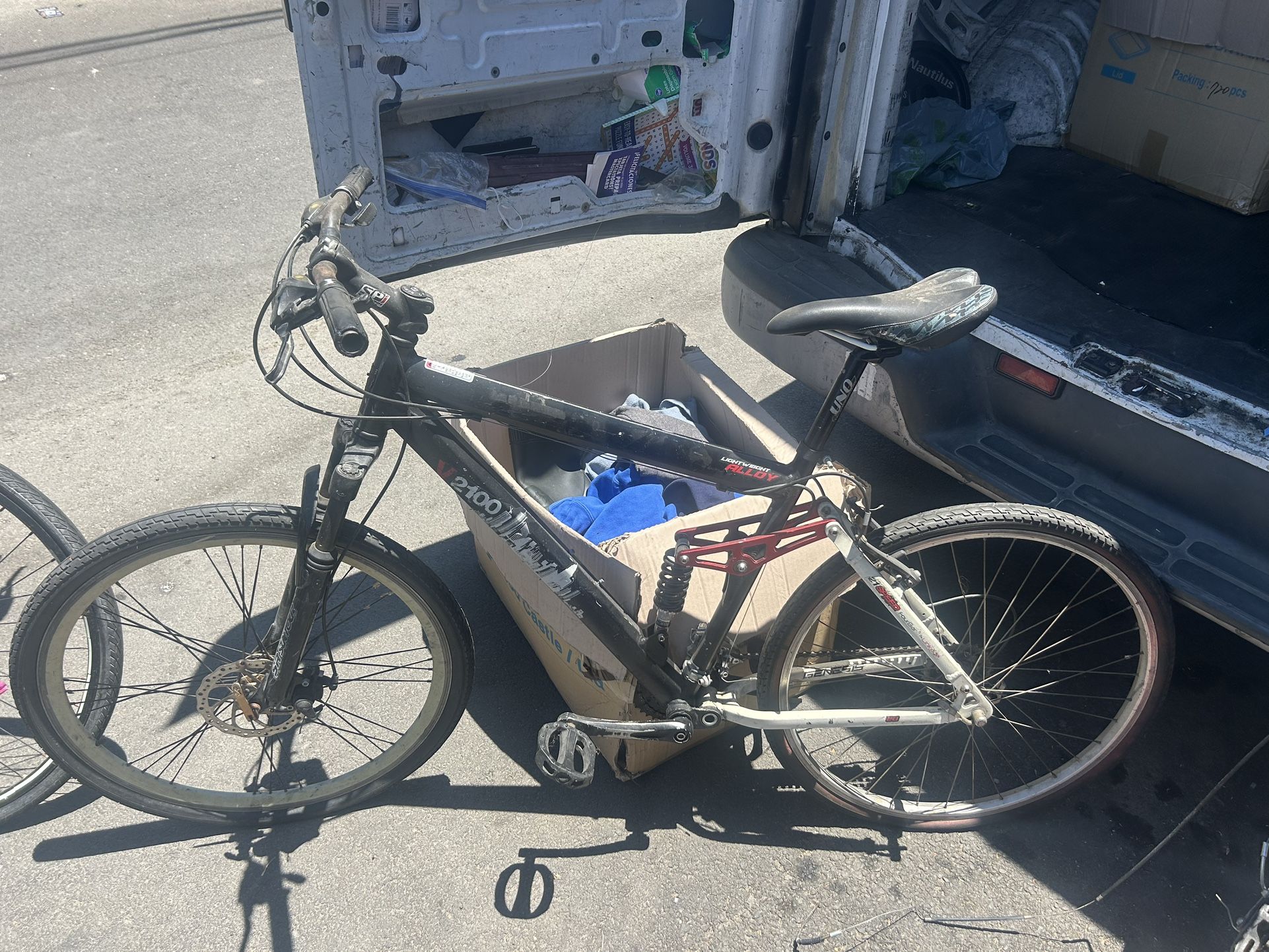 Genesis V2100 Mountain Bike, Black