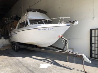 1977 Apollo Flybrige 25ft Boat Good condition new engine only 80 hours