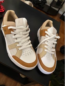 On cloud the Roger women’s shoe