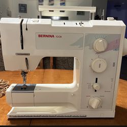 Bernina 1008 Sewing Machine - In Great Working Condition