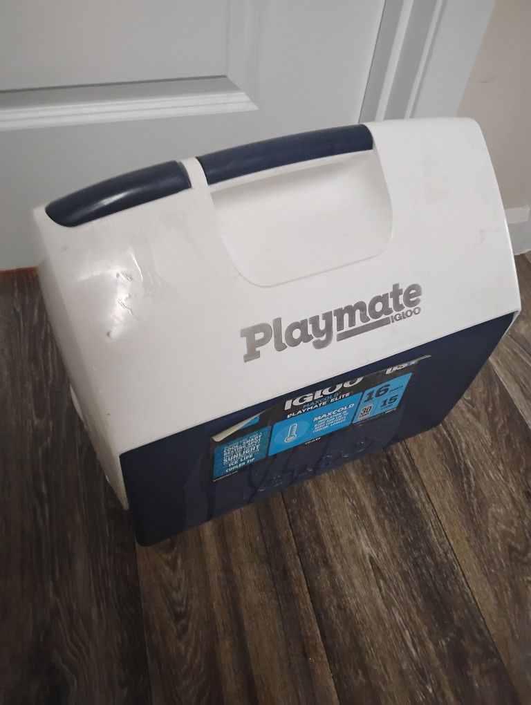 Igloo 16 QT Playmate Elite 30 Can Capacity Ice Chest Cooler