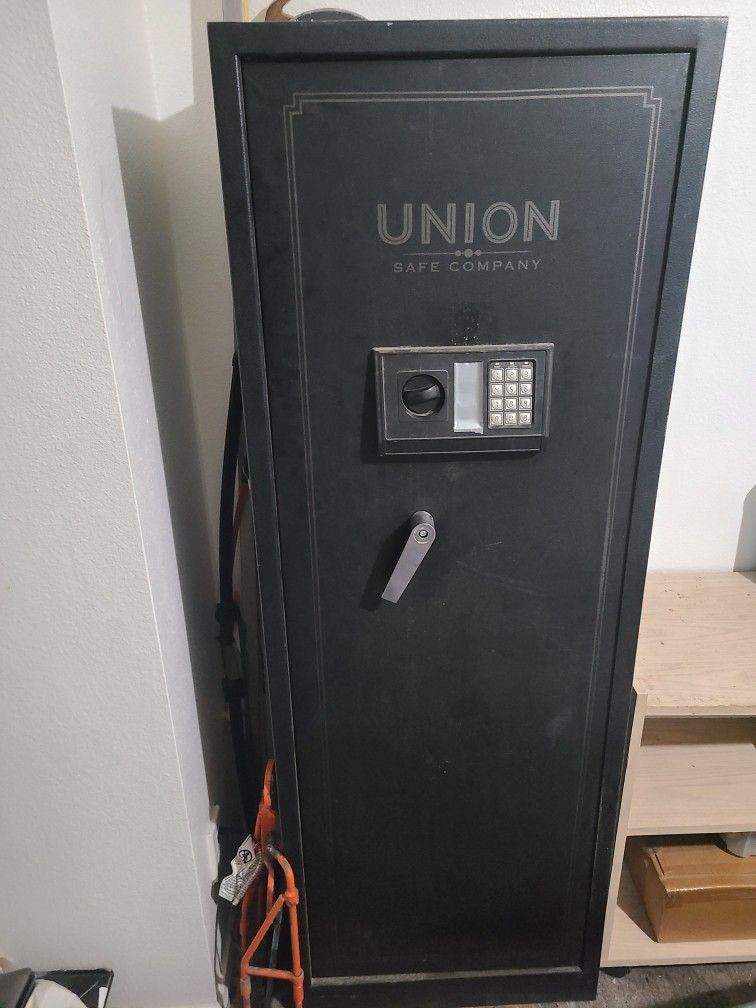Union Safe Company 10 Gun Safe .