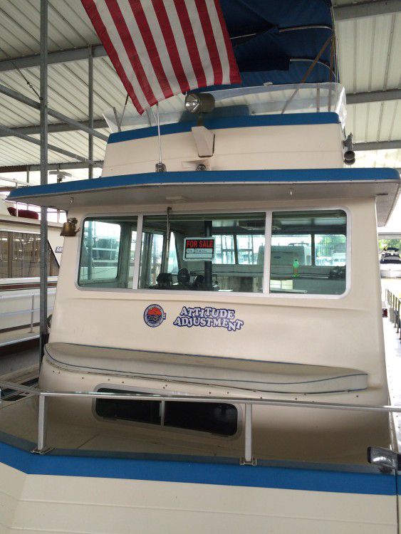 42 Ft Nauti-line with two Ford 351 W V-8 engines. Has stove, refridgerator, washer/dryer and fly bridge.