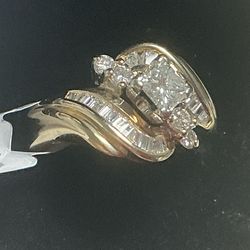 WOMENS VINTAGE CLUSTER RING W/ 1 SQUARE CENTER STONE , 4 ROUND ACCENT STONES & 23 BAGUETTES. 1ct TW.