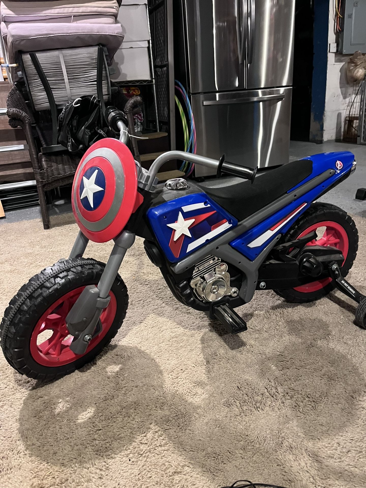 Captain America 6V Battery-Powered Ride-On 