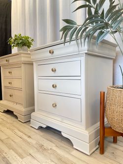 Bassett 4 drawer chests/nightstands Set