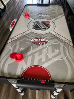 Air hockey table
