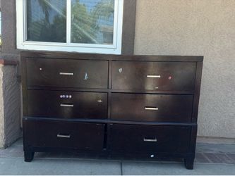 Six drawer dresser, free free free today!