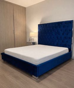 Blue velvet bed frame / cama azul de terciopelo