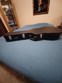 Roadrunner LT Hard Case  Blk.  Like New in  side  measurements   L41in.  LB 15in. UB11.5in  D 5in $100.00  make Offer  Pickup  Only  