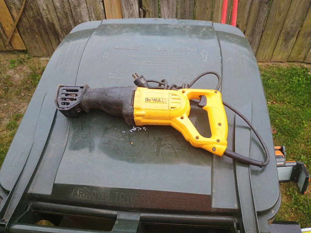 DeWalt Saw
