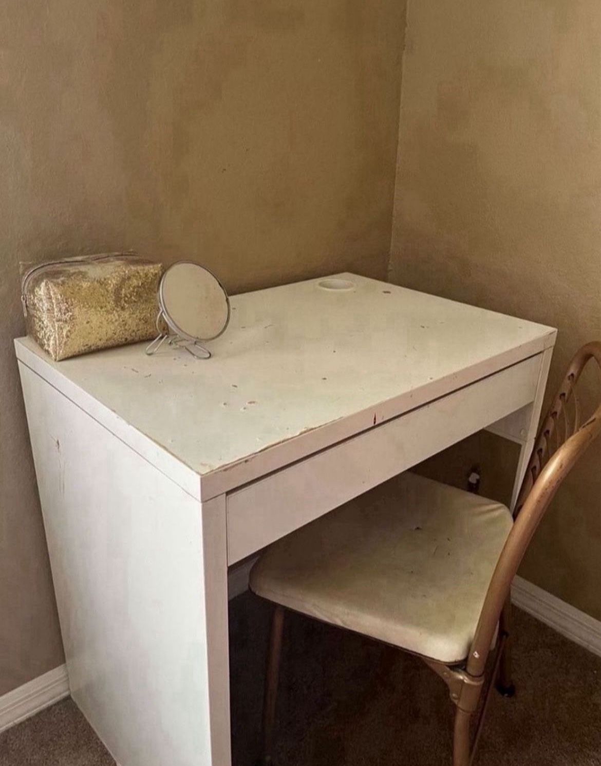 Vanity Makeup Desk With Chair