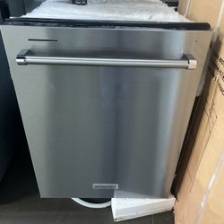 KITCHEN AID STAINLESS STEEL DISHWASHER WITH THIRD RACK