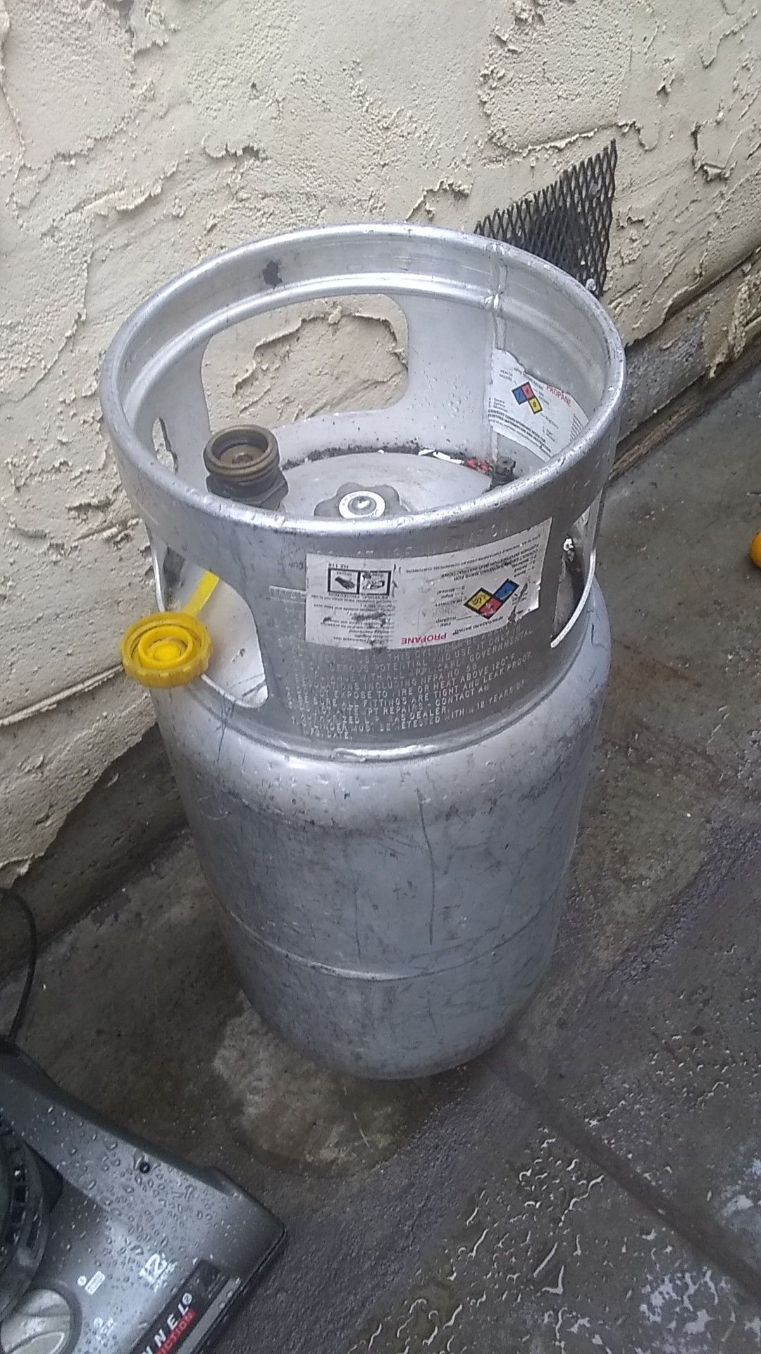 Propane tank 3/4 full 75 bucks