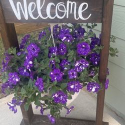 Charming Welcome Sign with an Floral Hook