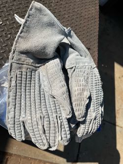 Barbed wire puncture resistant gloves
