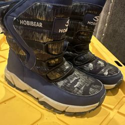 Boys Snow Boots Size 4!