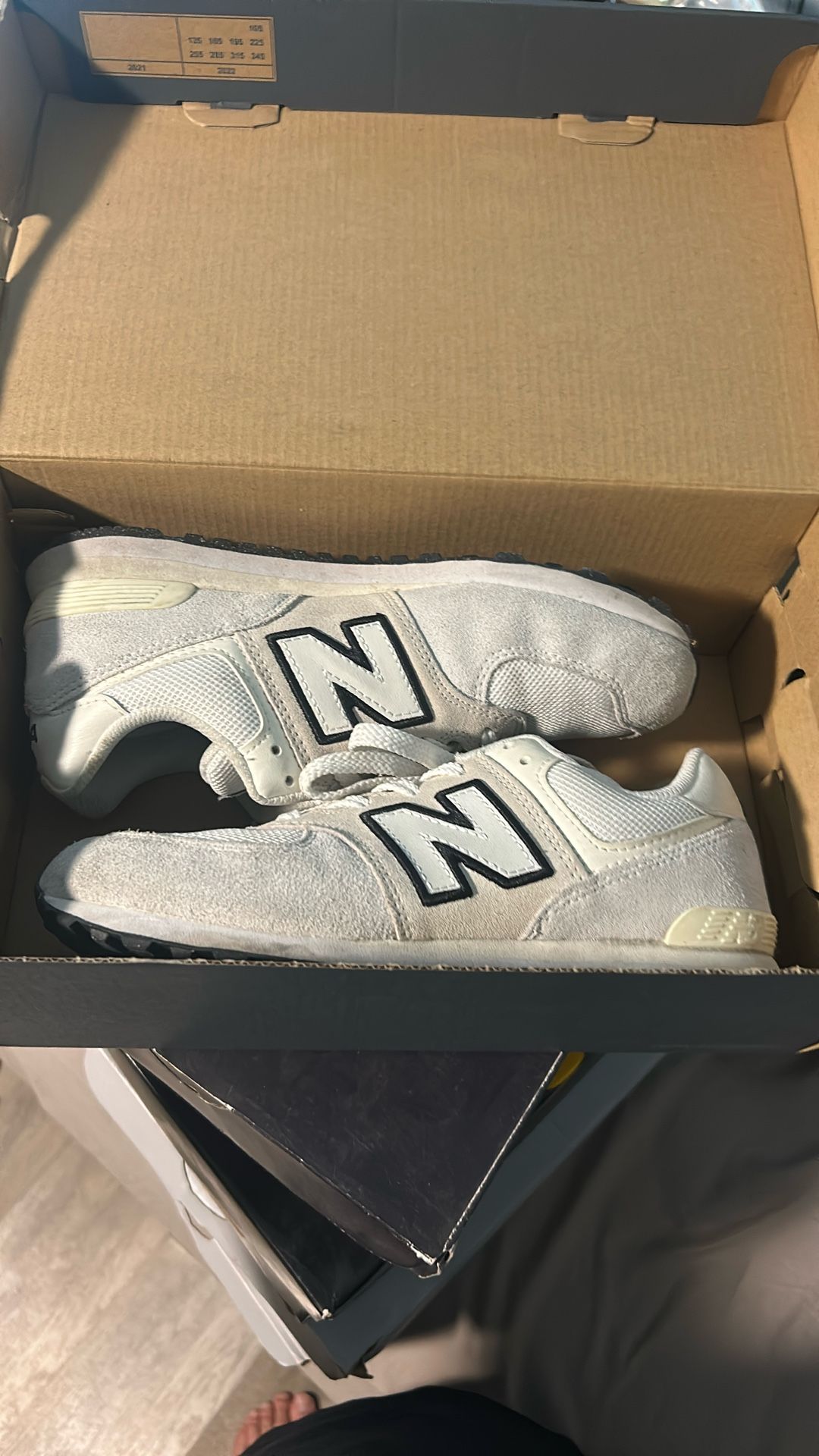 Woman’s New Balance 574 Size 6