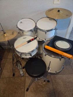 Drum set Voyager Mapex 5 piece kit with Cymbals