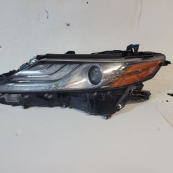 2018 - 21 - TOYOTA CAMRY - LEFT- HEADLIGHT 